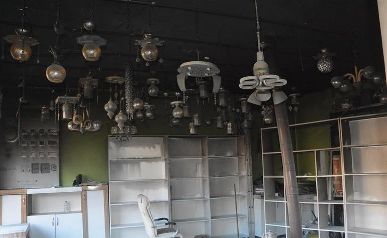 Şarjda bırakılan cep telefonu bomba gibi patladı